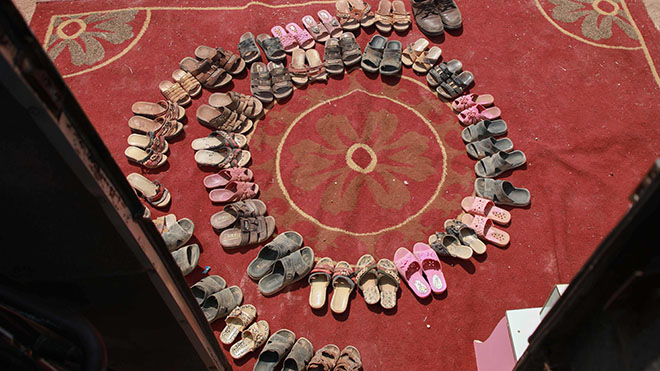 يتم ترك أحذية الأطفال السوريين النازحين خارج الحافلة